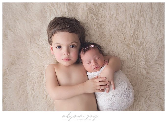 newborn photo session with older sibling